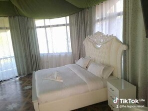 Bureau, espace de travail pour ordinateur portable, Wi-Fi gratuit