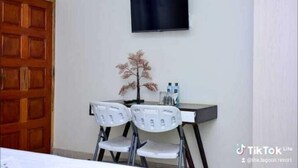 Desk, laptop workspace, free WiFi - The Lagoon Resort (Kutus)
