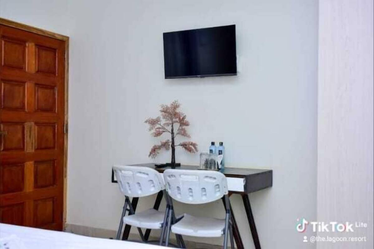 Bureau, espace de travail pour ordinateur portable, Wi-Fi gratuit