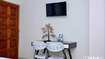 Schreibtisch, laptopgeeigneter Arbeitsplatz, kostenloses WLAN