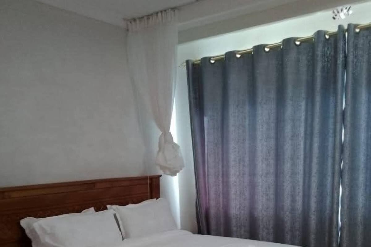 Bureau, espace de travail pour ordinateur portable, Wi-Fi gratuit