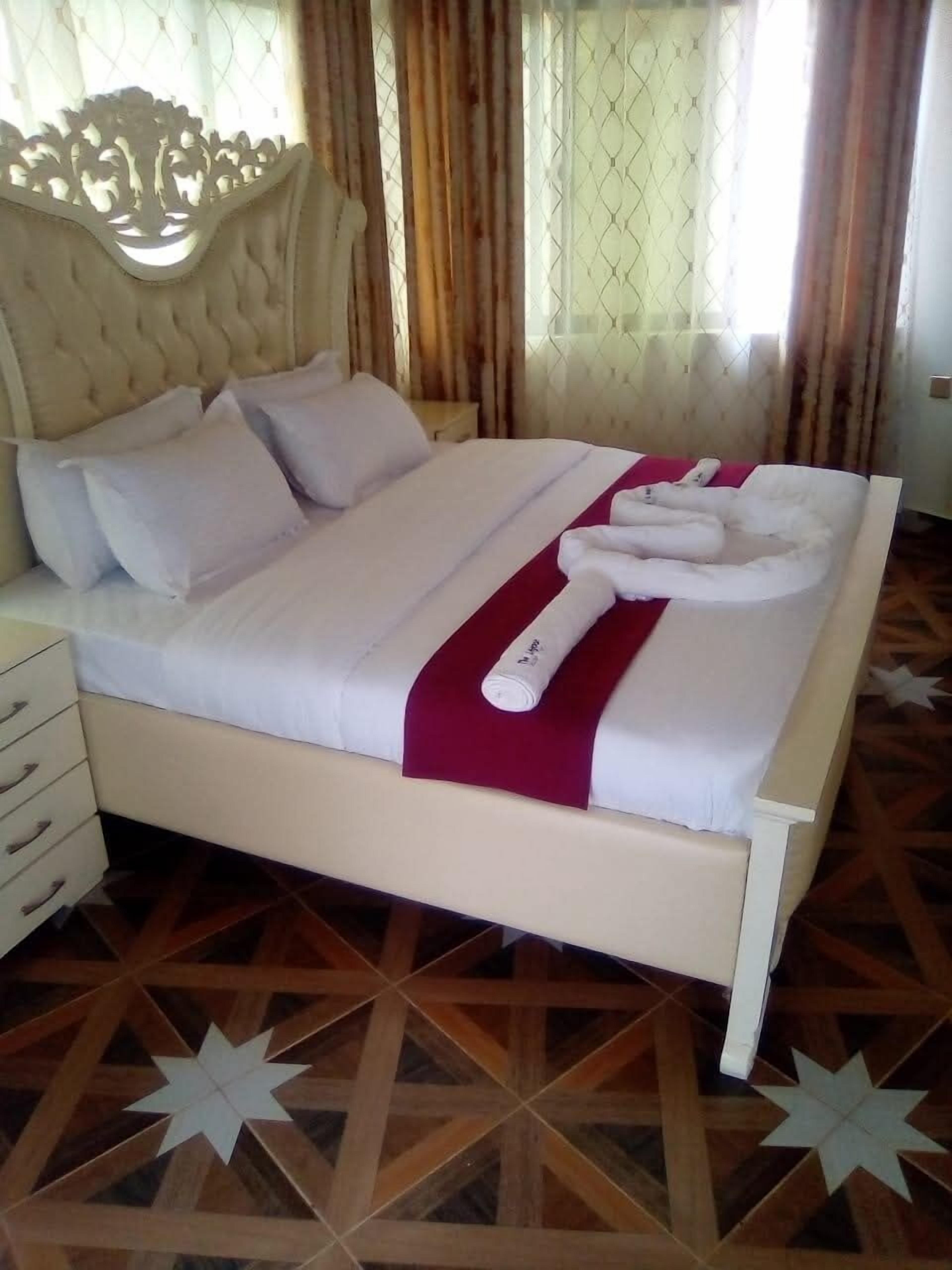 Bureau, espace de travail pour ordinateur portable, Wi-Fi gratuit