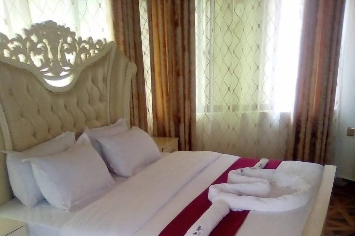 Bureau, espace de travail pour ordinateur portable, Wi-Fi gratuit