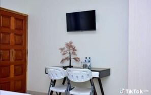 Desk, laptop workspace, WiFi (free) - The Lagoon Resort (Kutus)