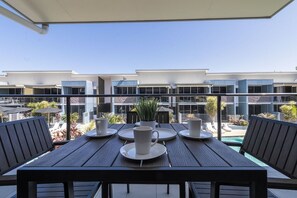 Outdoor dining - 1-Bedroom Resort Apartment with Pool Views (Urangan)