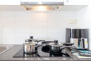 Kühlschrank, Mikrowelle, Ofen, Herdplatte