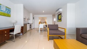 Eine moderne Wohnung mit Küche, Essbereich und Wohnzimmer.