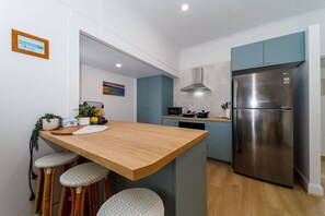 Refrigerador, microondas, horno y parrilla de estufa 