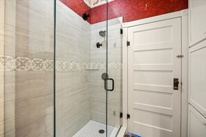 Suihku, hiustenkuivaaja, pyyhkeet, saippua