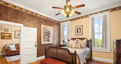 Charming Apartment in Downtown Granbury