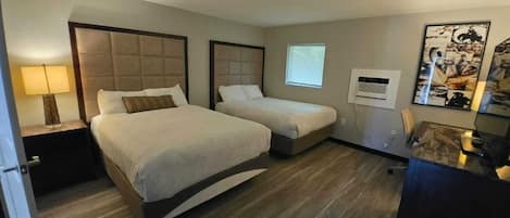 Habitación, 2 camas Queen size | Escritorio, tabla de planchar con plancha, wifi gratis y ropa de cama