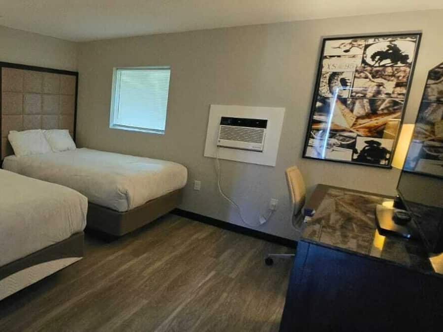 Zimmer, 2 Queen-Betten | Schreibtisch, Bügeleisen/Bügelbrett, kostenloses WLAN, Bettwäsche
