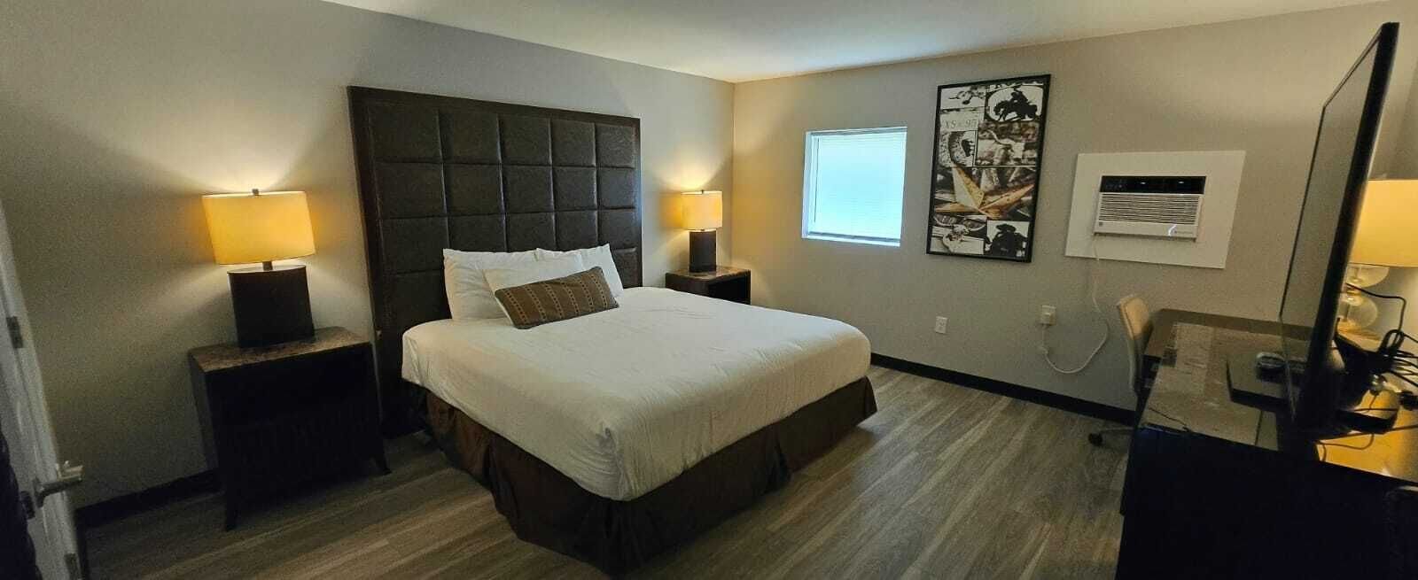 Room, 1 King Bed, Non Smoking | Desk, iron/ironing board, free WiFi, bed sheets