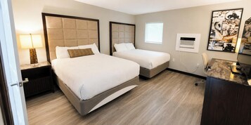 Escritorio, tabla de planchar con plancha, wifi gratis y ropa de cama