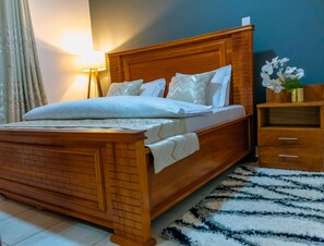 5 bedrooms, iron/ironing board, WiFi, bed sheets