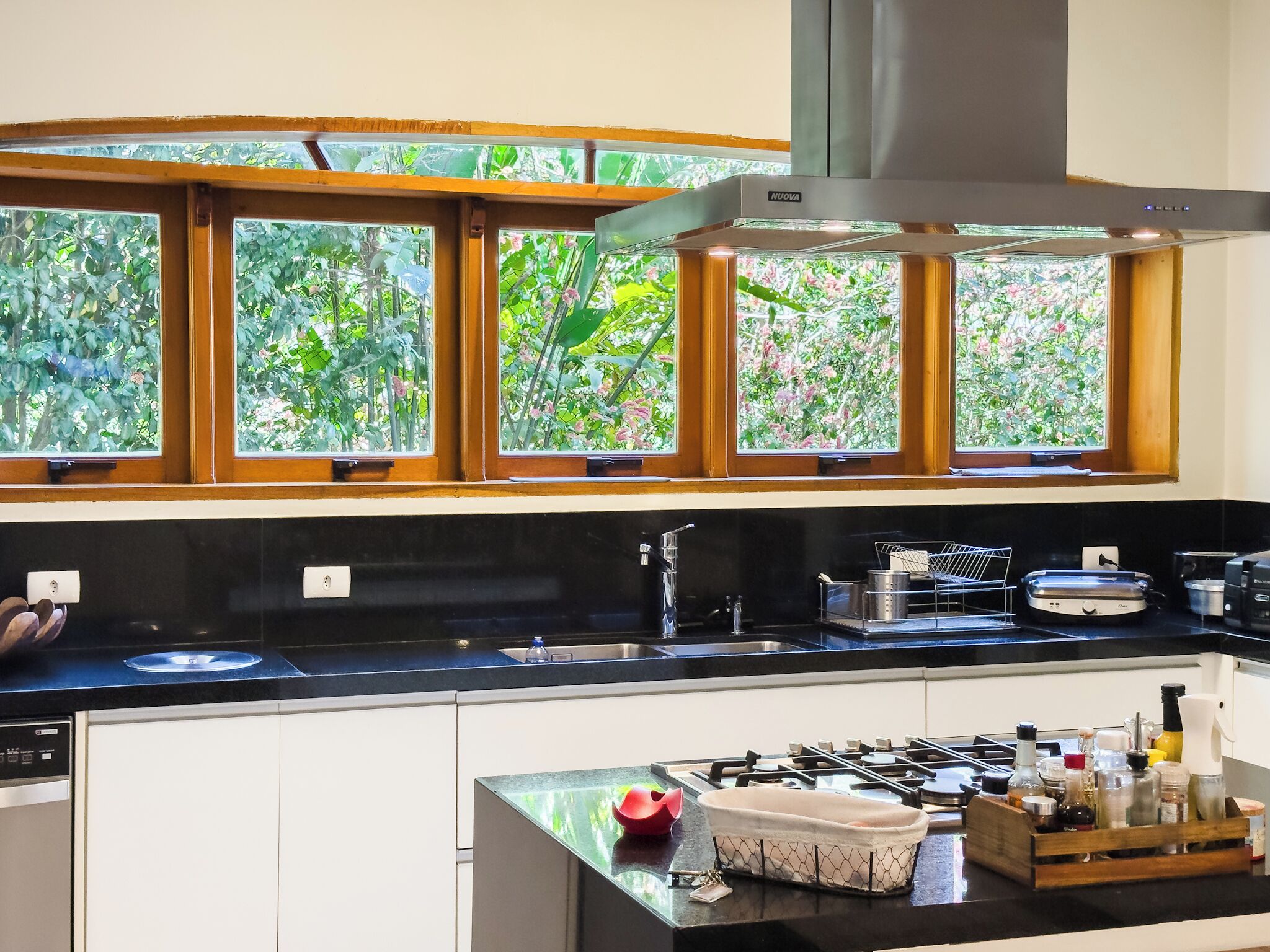 Geladeira, micro-ondas, fogão, cooktop