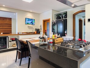 ثلاجة، ميكروويف، فرن، موقد طهي مسطح