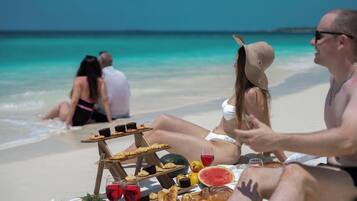 Una playa cerca, arena blanca