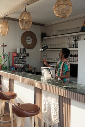 Bar við sundlaugarbakkann
