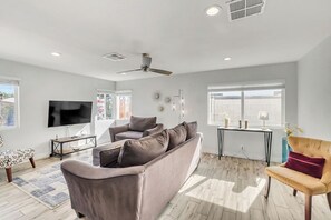 Smart TV, fireplace