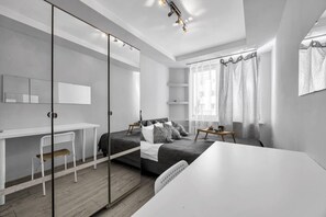 2 bedrooms, desk, iron/ironing board, WiFi - Rondo ONZ Apt - Top Location, Balcony - by Rentujemy (Warszawa)