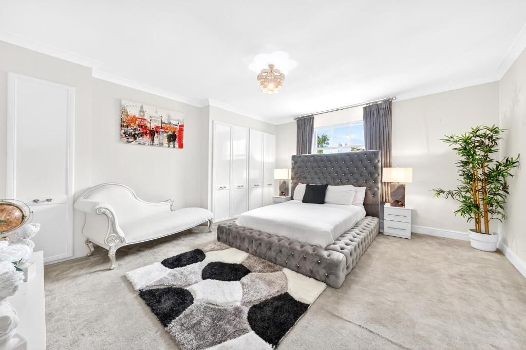 2 bedrooms, internet, bed sheets