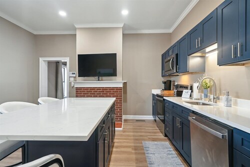 Charming 3-bedroom house in Somerville minutes from Blue Oval and Town Square!