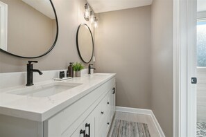 Ducha, secador de pelo, toallas, jabón