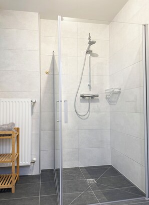 Dusche, Haartrockner, Handtücher, Seife