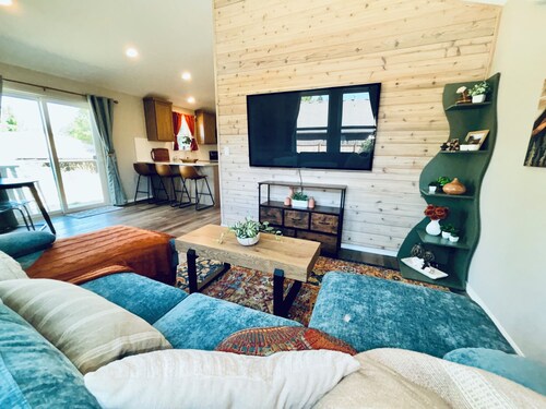 Tranquil Modern Comfort, 3-bedroom, 2 bathroom home with AC in Vancouver