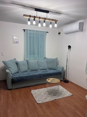 Living area - Cozy, private guesthouse in Kőröshegy, ideal for a peaceful Balaton getaway. (Kőröshegy)