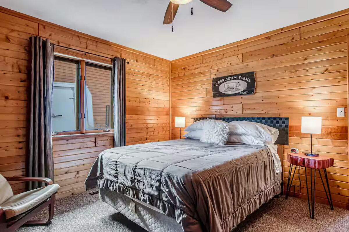 3 عدّة غرف نوم ومكواة/لوح كي وواي فاي وملاءات أسرّة