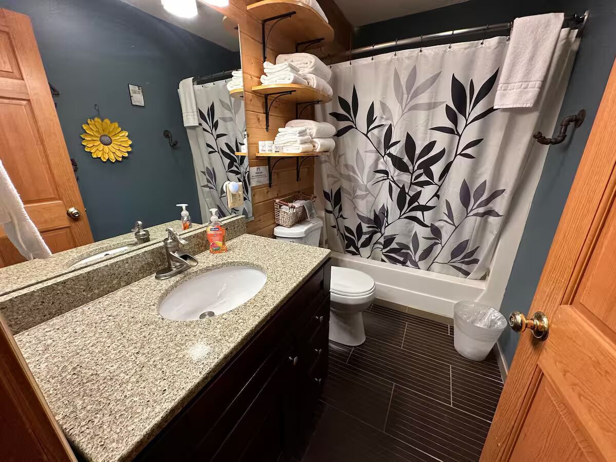 مجففات شعر، مناشف، صابون، ورق حمّام