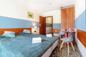 Standard tvÄbÀddsrum - balkong - utsikt mot trÀdgÄrden | Arbetsyta för laptop och gratis wi-fi