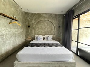 Une chambre moderne avec un grand lit, une étagère en bois et une vue par la fenêtre.