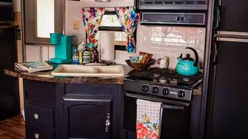 Frigorifero, microonde, forno, piano cottura