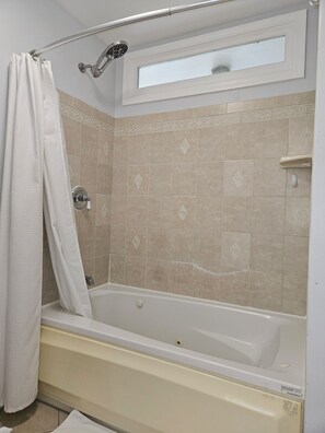 Hair dryer, towels, soap, shampoo - Charming Historic Grant Park Home / Atlanta Gem!  Close to Atlanta Stadium FIFA! (Atlanta)