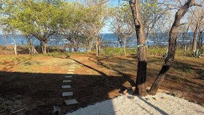 Un camino que lleva a una zona de playa con un cartel que dice 'PLAYA'.