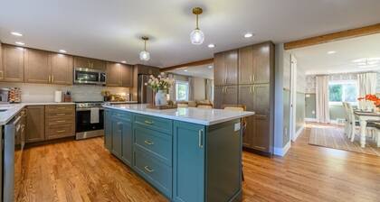 Newly Built|Riverfront|Kayaks|Hot tub|King|AC