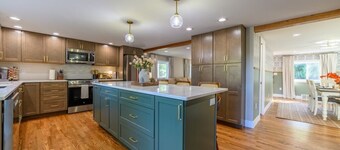 Newly Built|Riverfront|Kayaks|Hot tub|King|AC