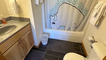 Dusche, Whirlpool, Haartrockner, Handtücher