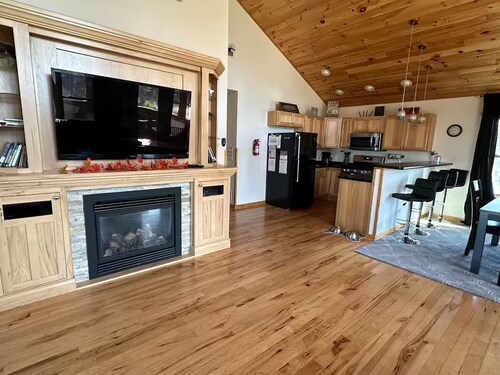 Charming 2-bedroom Loft cabin in serene New Lisbon