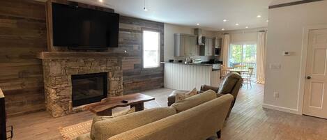Una Smart TV, una chimenea