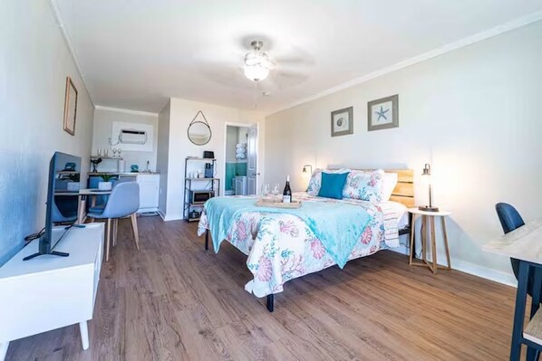 1 bedroom, WiFi, bed sheets - Bahama Breeze |  Play in the Sand, not snow! (Panama City Beach)
