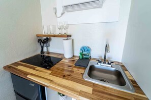 Refrigerador, microondas, parrilla de estufa y cafetera y tetera