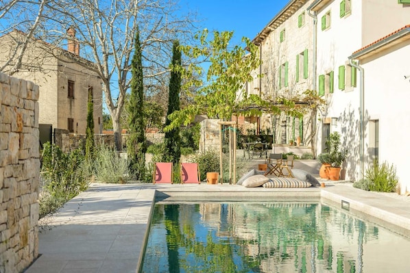 Lämmitetty uima-allas