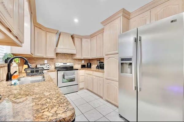 Een microgolfoven, een kookplaat, een vaatwasser