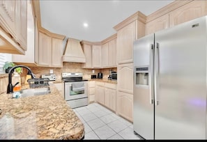 Mikrobølgeovn, kokeplater og oppvaskmaskin