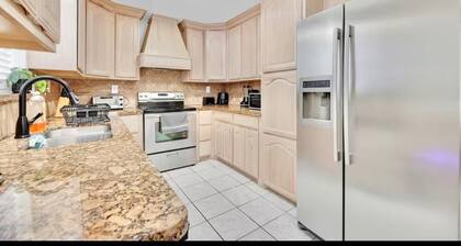 Large House in Peaceful McAllen. Large Pool, 10th/Trenton. Perfect Location