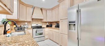 Large House in Peaceful McAllen. Large Pool, 10th/Trenton. Perfect Location